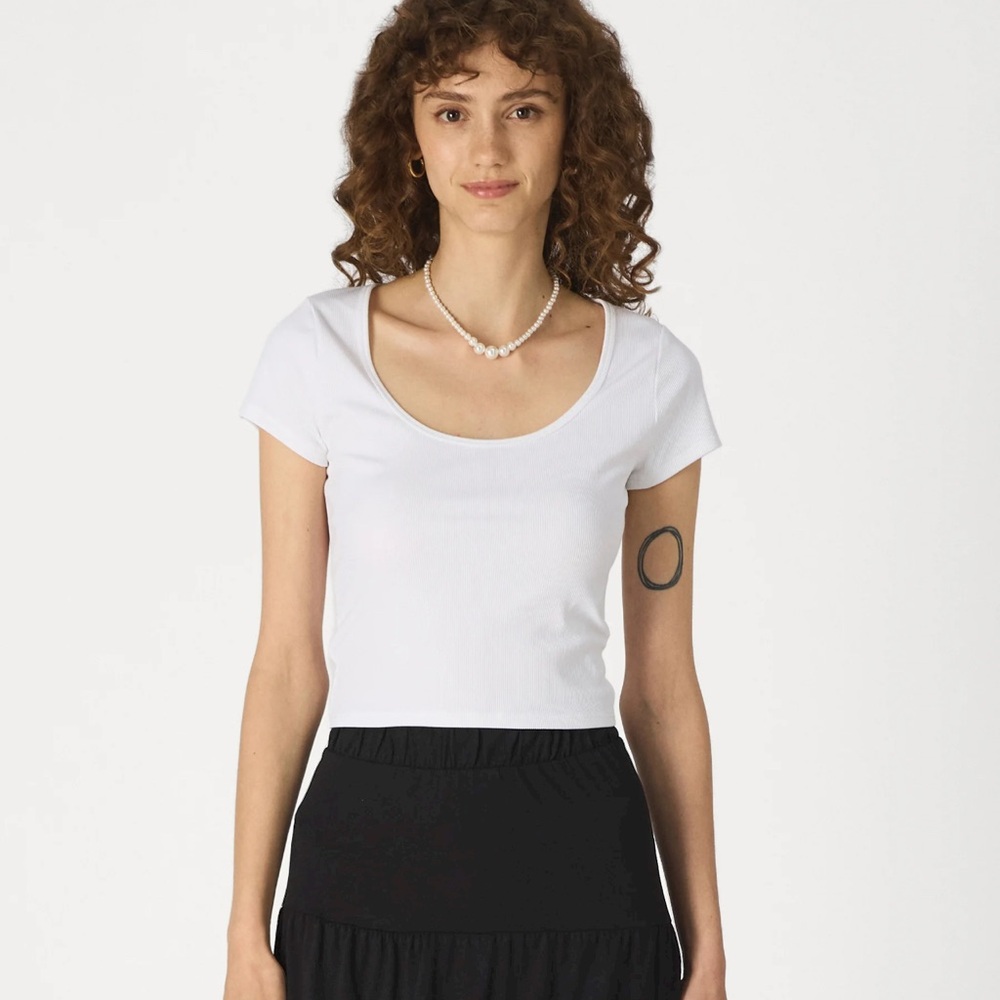 NWOT Hollister Seamless Scoop Neck Cropped T-Shirt in Size XS